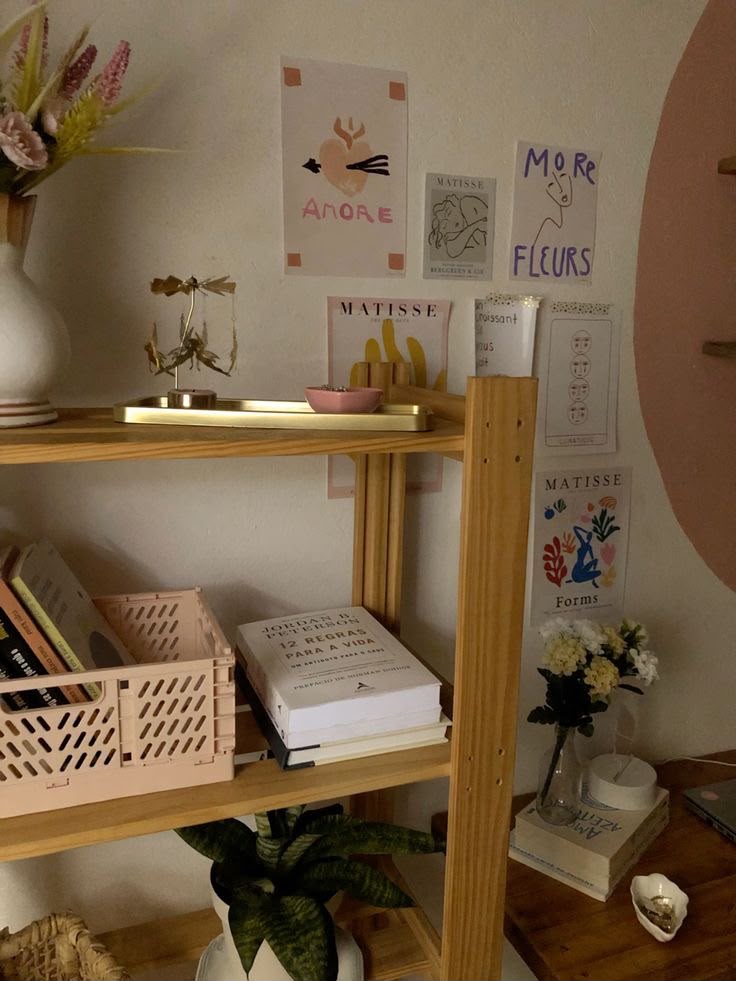 Estante de madeira com livros e gravuras de arte